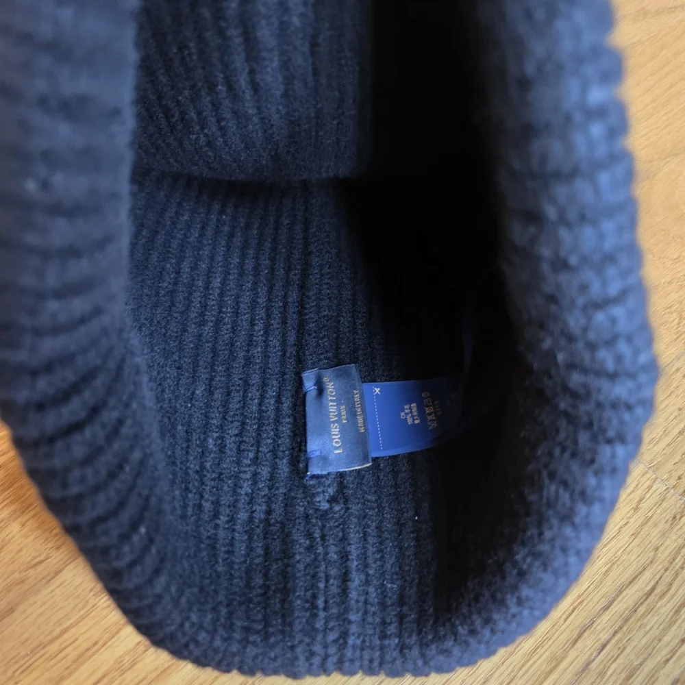 Louis Vuitton Black Ribbed Knit Cuff Beanie with LV Metal Logo - Picture 3 of 4